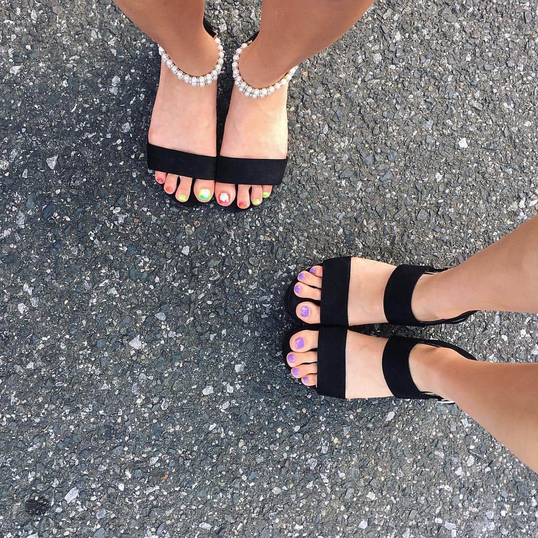 朝日奈央さんのインスタグラム写真 - (朝日奈央Instagram)「昨日地元の親友の子と会ったよん😝🌈👑🌺 はい！幸せ！ #靴が似てたよん」7月8日 16時51分 - pop_step_asahi