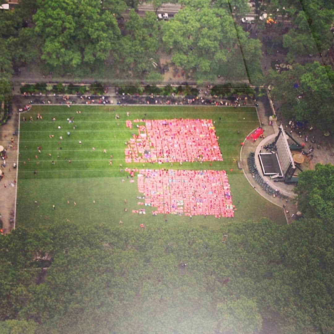 久保田智子のインスタグラム：「The view from above! #bryantpark で #yoga #newyork #yogi #yogalover #namaste #parkyoga #ニューヨーク #ヨガ #bpyoga #bryantparknyc #athletanyc」