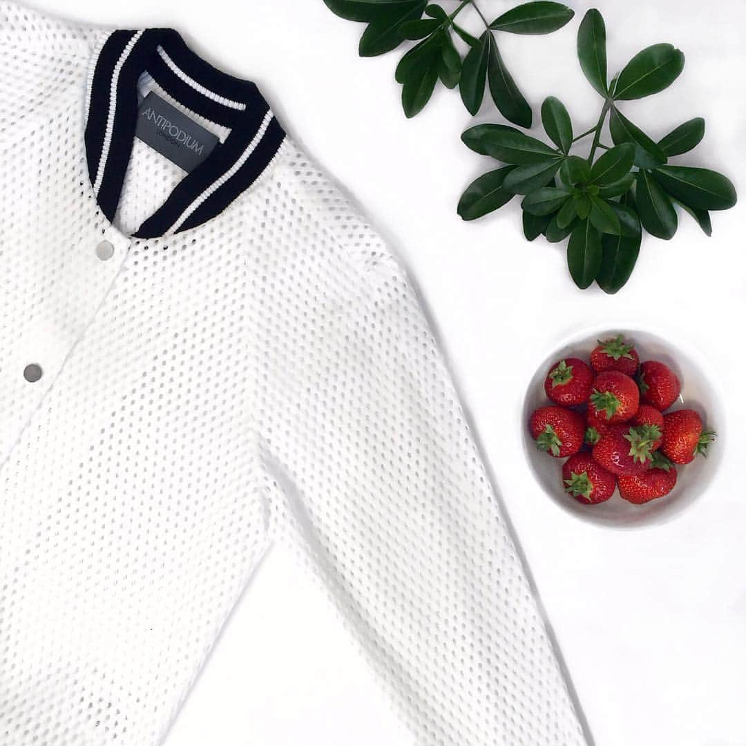 アンティポディアムのインスタグラム：「Wimbledon Weekend Essential 🎾🍓#Antipodium #SS16 #meshbomber」