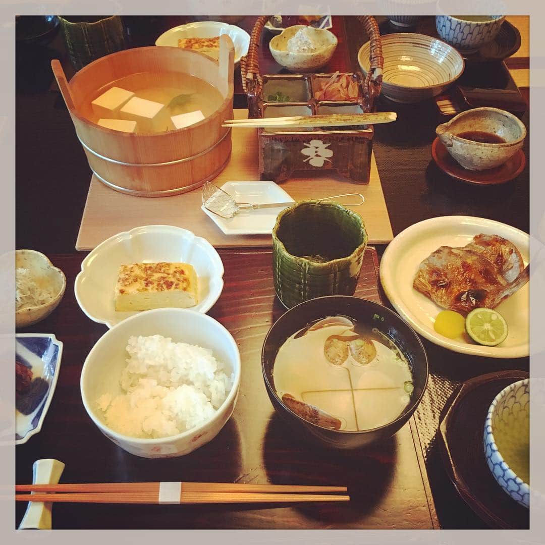 志摩有子さんのインスタグラム写真 - (志摩有子Instagram)「GM。炊きたてのごはんに合うものだけが並ぶ朝食。今朝も大人のおままごと。 #湯河原 #温泉 #石葉 #朝食 #常宿  #大人のおままごと」7月9日 11時10分 - ariko418