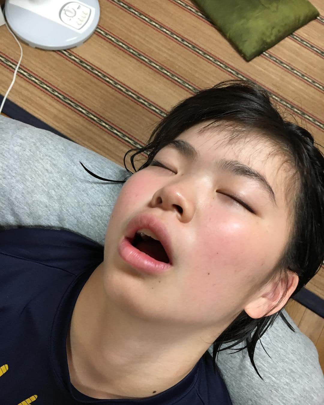 那須川天心さんのインスタグラム写真 - (那須川天心Instagram)「妹、、、。 おつかれ。 #妹#中2#バトミントン部#はう#本名は梨々#久々の登場 女子なんだから口開けて寝んな！！😤」7月9日 9時11分 - tenshin.nasukawa