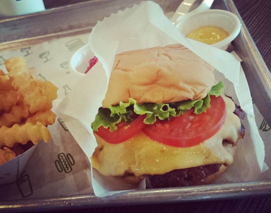 望月衛介さんのインスタグラム写真 - (望月衛介Instagram)「It's a popular place of hamburger!」7月9日 9時59分 - eisukemochizuki