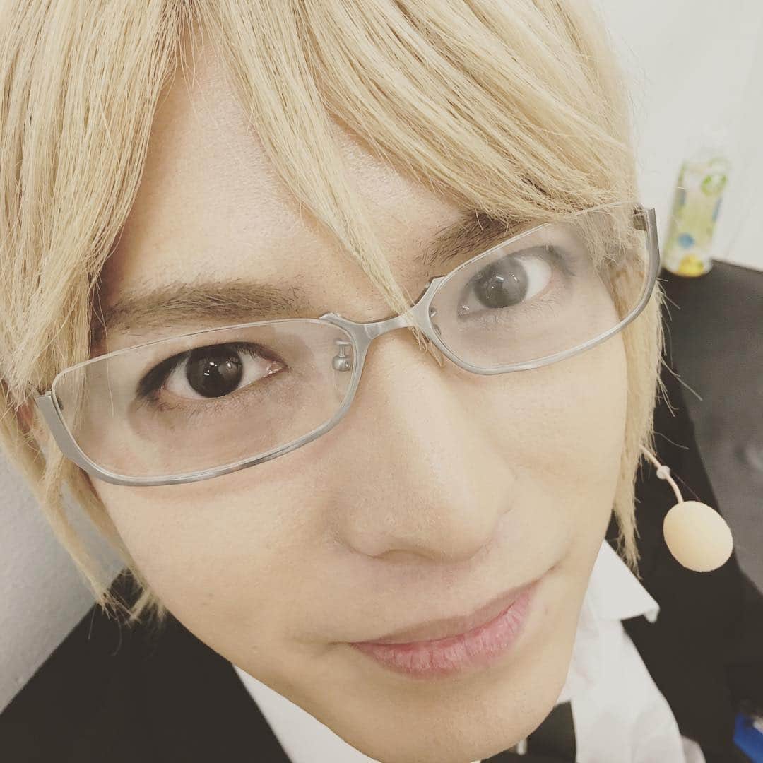 長田庄平のインスタグラム：「携帯メモリーに覚えのない画像が！ #舞台裏のイスに携帯置いてたら #十神にやられた！ #勝手に撮られた！ #おちゃめが過ぎる！！ #惚れてまうやろー！ #中村優一 #十神白夜 #タンガンロンパ」