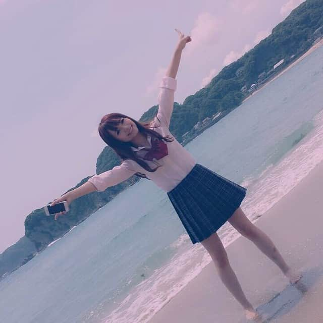 前川琳菜（りなち）さんのインスタグラム写真 - (前川琳菜（りなち）Instagram)「. . . 海行きたーい👙🐚🌴 お祭りも行きたいし、夏はいろんなところに行きたい🙄💭💕 . . ちなみにこの写真は２年前🙄ぴちぴちのJK🙄 . . #夏 #summer #2016 #海 #プール #お祭り #浴衣 も #着たい #たくさん #出かけたい #制服 で #海とか #青春 やん #青い春 #BLEA #JK」7月9日 21時23分 - rina__maekawa