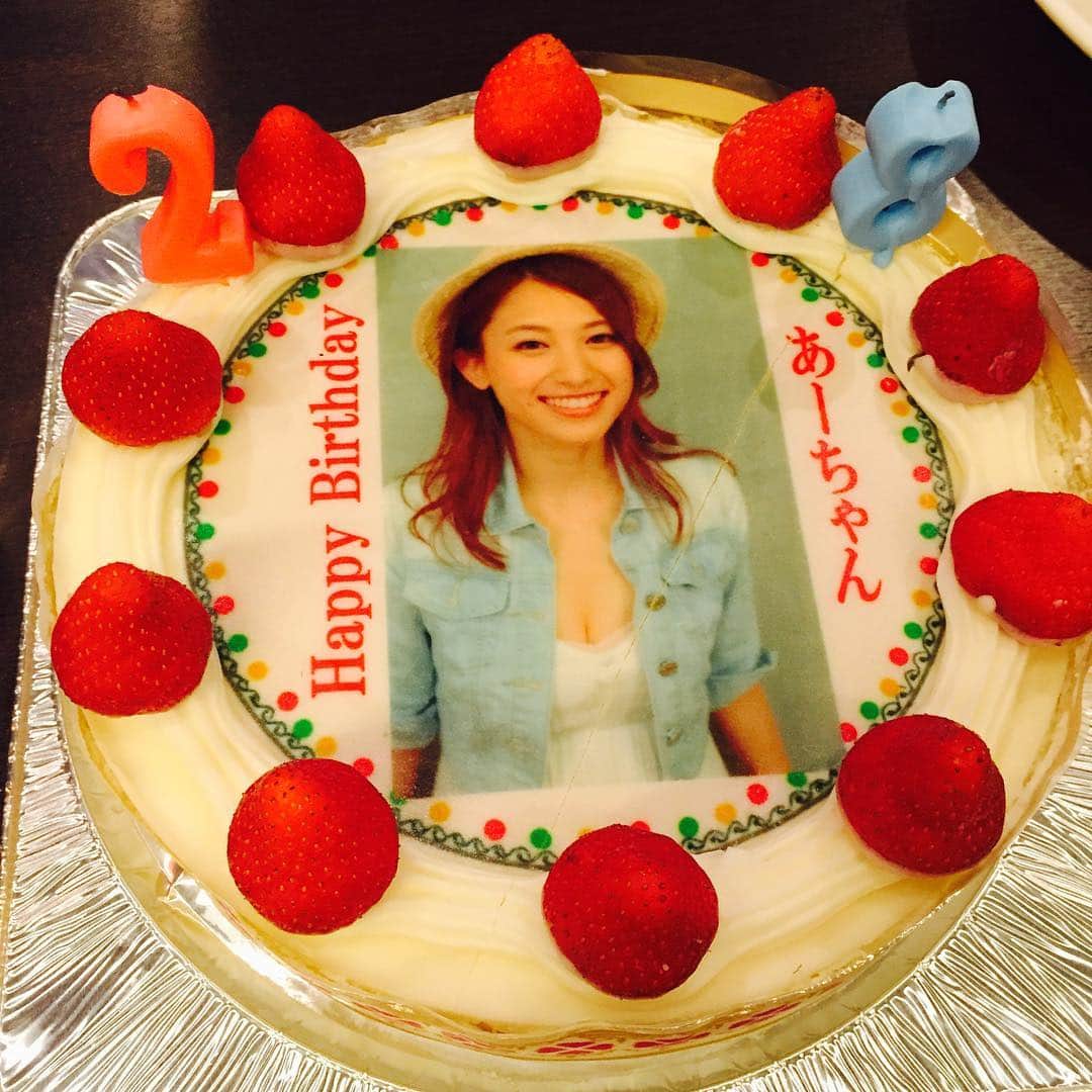 市原彩花さんのインスタグラム写真 - (市原彩花Instagram)「みんなありがとう♡ 幸せものです、ほんと…>_<…♡ #birthday#誕生日#ケーキ#オフ会#祝28歳#ありがとう」7月10日 19時49分 - ayaka_ichihara