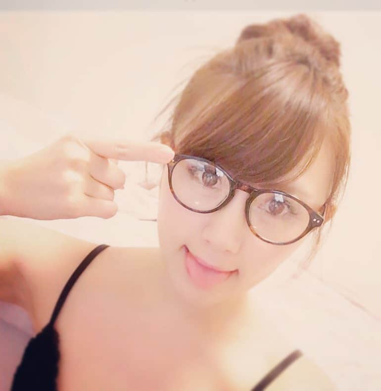 倉持りん（望月さくら）のインスタグラム：「#まるめがね #めがね女子 #おだんごヘアー #AV女優 #sexymodel」