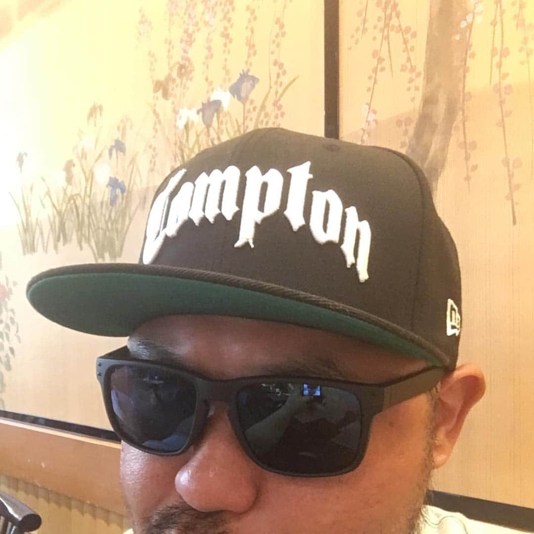丸山ゴンザレスのインスタグラム：「帽子が好きです。Tシャツも好き。夏はこれにハーフパンツを合わせるため社会的な信用は著しく低下します。 #newerajapan」