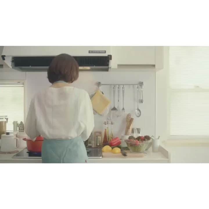 赤坂由梨のインスタグラム：「レディースアデランスさんの  ヘアアップのCMに娘役として出演させていただきました💆🏻💆🏻 私のマツエクみたい〜と言っているように 、この作品には実際にマツエクをつけて撮影したよ〜☺️ 是非チェックしてみて下さい💡最後のエクササイズのシーンの動きがぎこちない😂 __ #cm #TVCM #movie #work #model #アデランス #ヘアアップ #☺︎ #tokyo #japan #vsco #vscocam #instagood #instalike #movieoftheday #happy #simple #マツエク」