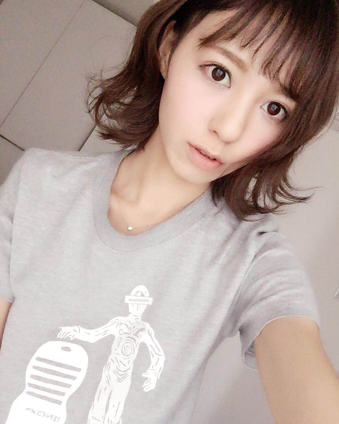 希志あいののインスタグラム：「美容院行ってきました♪ #ヘアカラー #ベージュ #アッシュ  #ドヤ顔で #TENGA #Tシャツ」