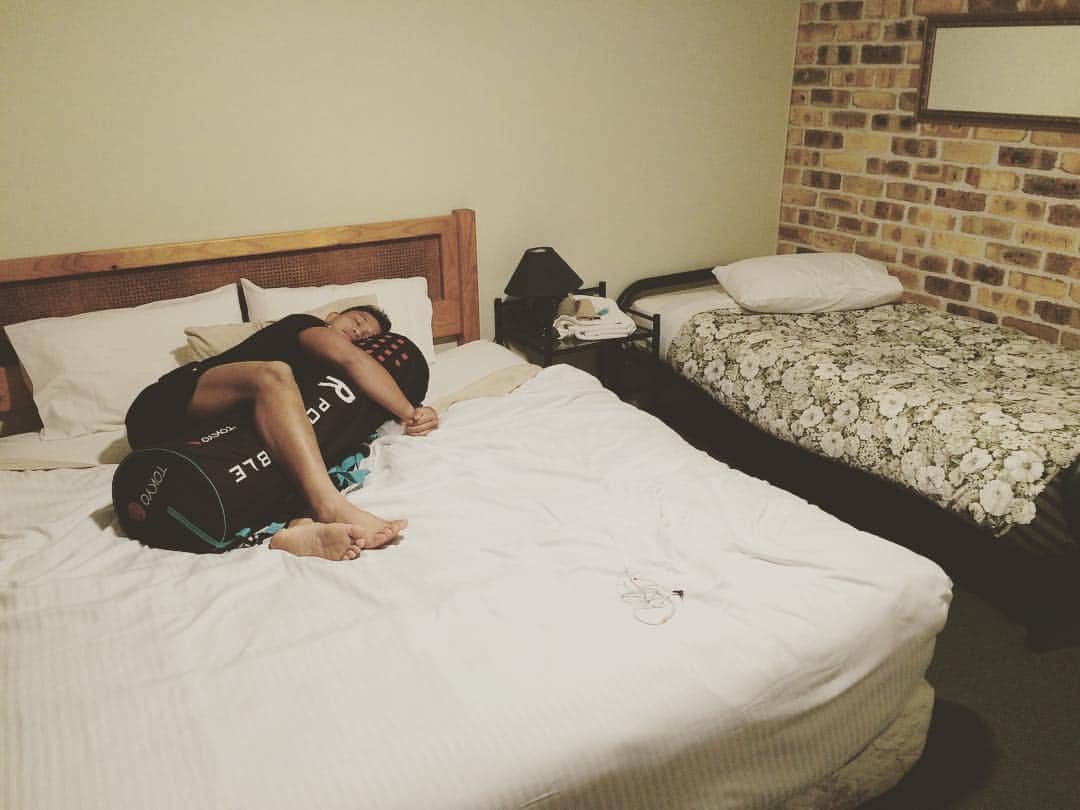 後藤輝也のインスタグラム：「後輩に大きい方のベッドを譲る優しい俺 #優男#俺は狭いベッド#後輩のわがまま#オーストラリア合宿」