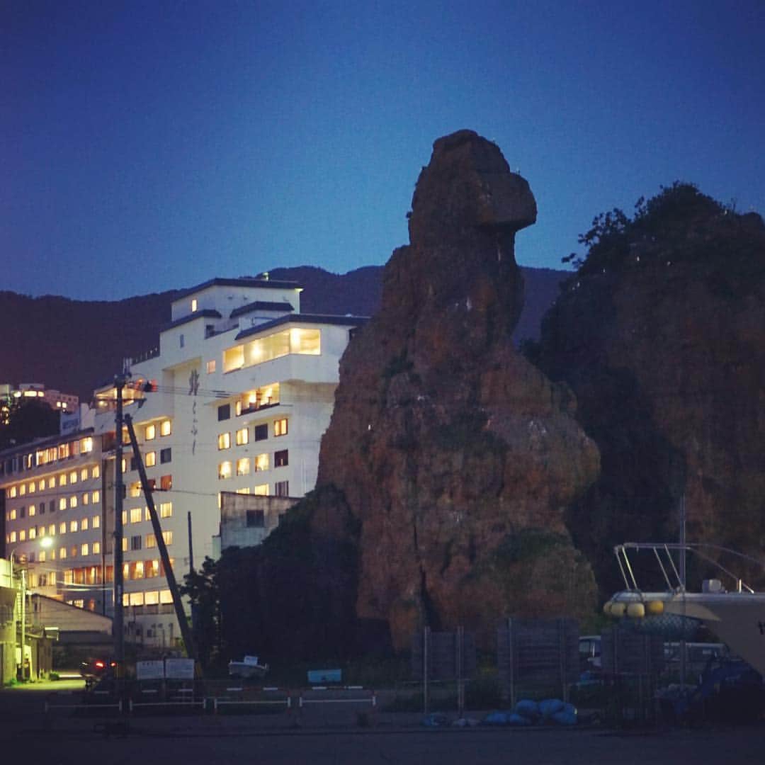 笛木優子のインスタグラム：「噂のゴジラ岩。 #ゴジラ岩  #고질라바위 ㅋㅋ 관광명소 고질라바위」