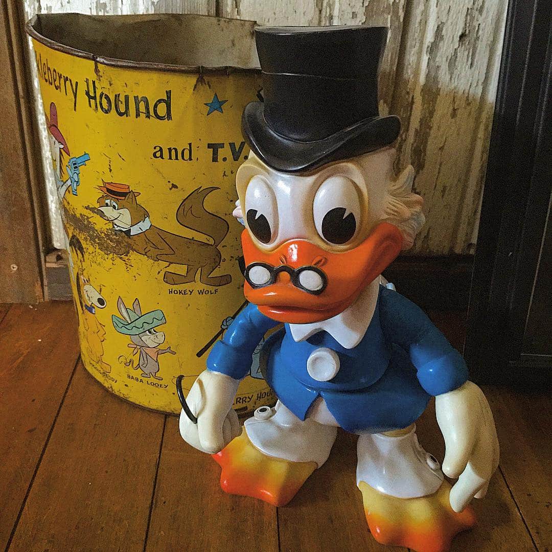 大川知英のインスタグラム：「Walt Disney productions  1960 Scrooge McDuck Rubber toy  ドナルドダックの伯父でお金を何よりも愛する世界一の金持ちだが、『ダックテイルズ』では、ドナルドの甥である三つ子・ヒューイ・デューイ・ルーイと生活するにつれ、お金より家族を大事に考えるようになる。  #ビンテージ #スクルージマクダック #ディズニープロダクションズ #toy #1960s #40センチ」