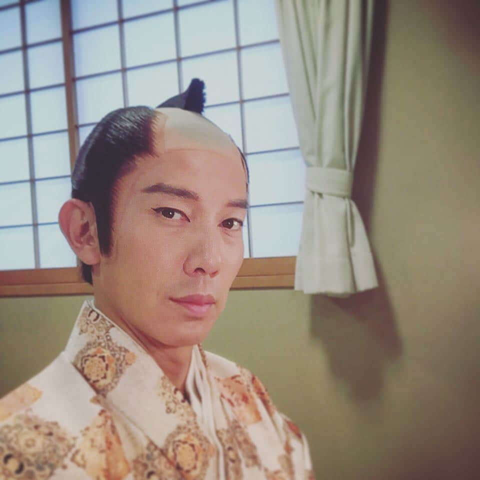 盛岡豊さんのインスタグラム写真 - (盛岡豊Instagram)「初日。 脚本の池田政之先生に、背中をバンと叩かれた。よし。 いざ。  #森岡豊 #池田政之 #博多座 #梅と桜と木瓜の花 #黒田継高 #初日はいつもバタバタ」7月11日 12時36分 - yutakabob