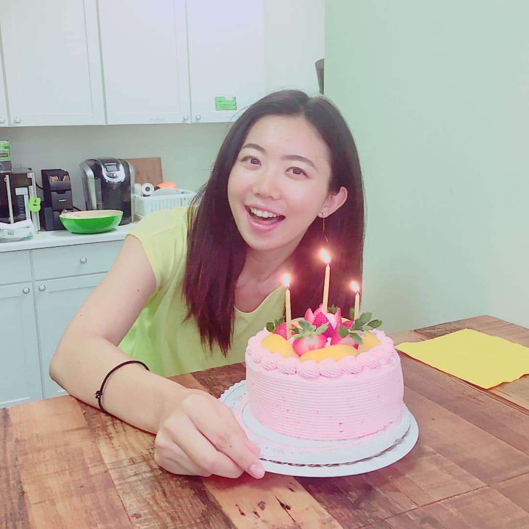 吉田沙織のインスタグラム：「27歳になりました✨ カリフォルニアで迎える2回目のbirthday.  家族、友達、遠くにいても支えてくれる皆さまに感謝しています。  やりたい事をさせてもらえる環境。 全てにありがとうの気持ちを忘れずに。  Love you------❤️ #b-day #thankyou #27yearsold」