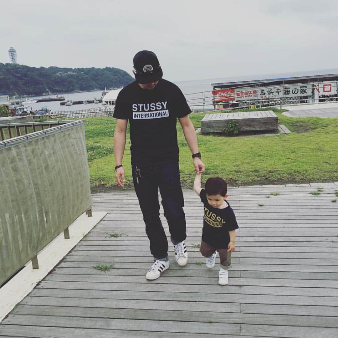 Gainerのインスタグラム：「📷 by @yurin615 「初めて息子が手を繋いで歩いてくれた記念日」 ・ Ｔシャツリンクがとても素敵です✨ "初めて記念日"をリンクコーデで過ごせると、更に思い出深い1日になりそうですね。 素敵なご投稿、ありがとうございました！ ・ #gainer_mag ・ #ootd_kob #リンクファッション #リンクコーデ #親子コーデ #親子リンク #パパ #パパと娘 #パパと息子 #初めて記念日」