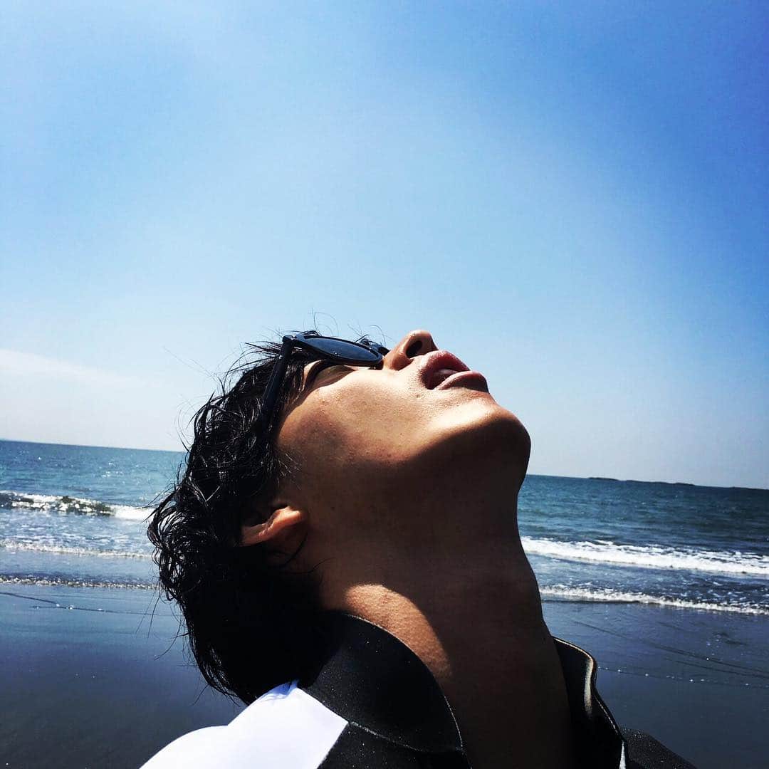 山﨑賢人さんのインスタグラム写真 - (山﨑賢人Instagram)「夏だ！海だ！今日からだ！ #月9 #好きな人がいること」7月11日 17時00分 - kentooyamazaki