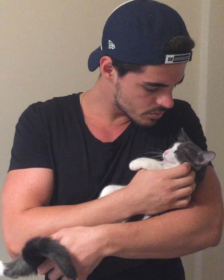 Berk Atanのインスタグラム：「Sanırım trip yiyorum 😸😼」