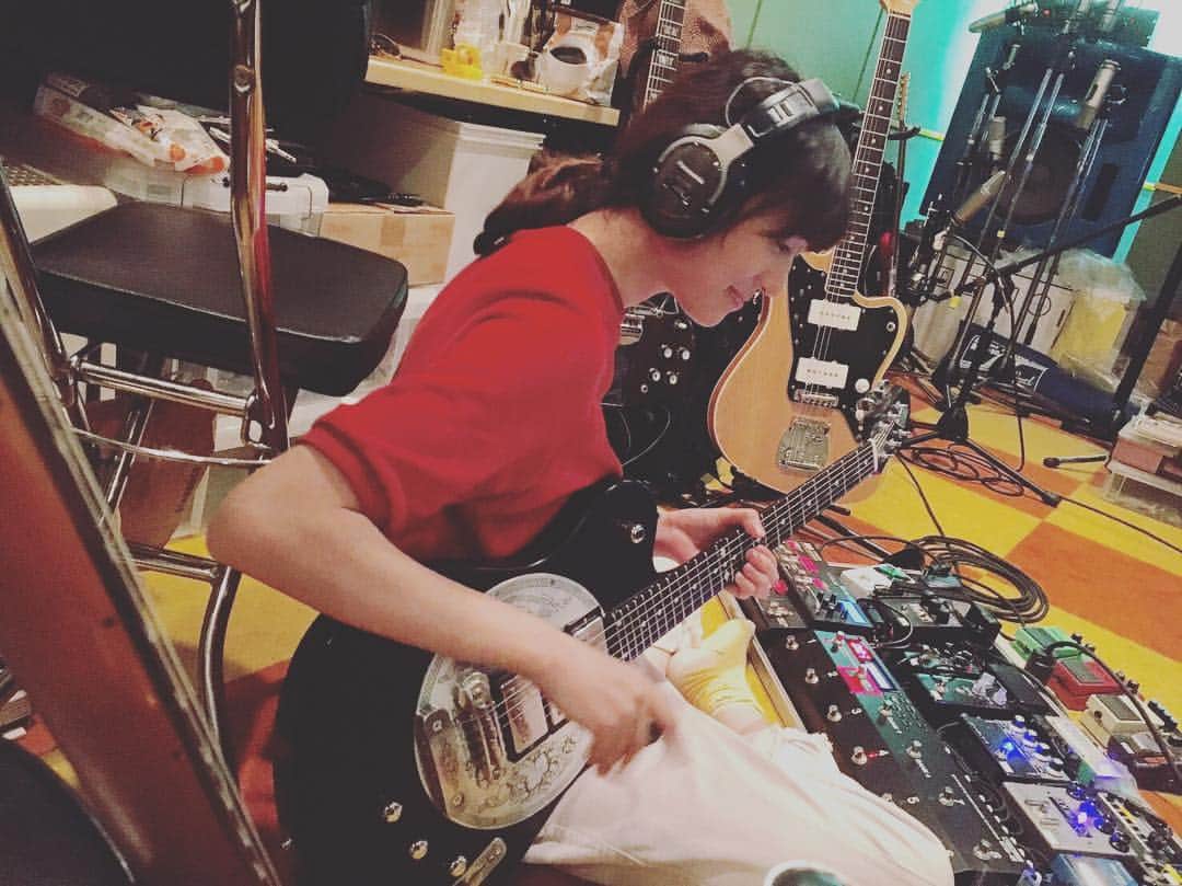 沙田瑞紀さんのインスタグラム写真 - (沙田瑞紀Instagram)「ねごとはレコーディング中。  ゼマティスのディスクフロント、 クリーンにコンプをかけてキラキラに録れました🐳。 ゼマティスでこのアプローチはなかなか新しい使い方かも🤔  #zemaitis #guitar #recording #ねごと」7月12日 14時28分 - mizuki_masuda
