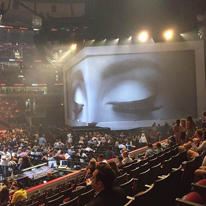 アデル（ファンアカウント）のインスタグラム：「😍 This makes my heart stop! 😍 #adele #love」