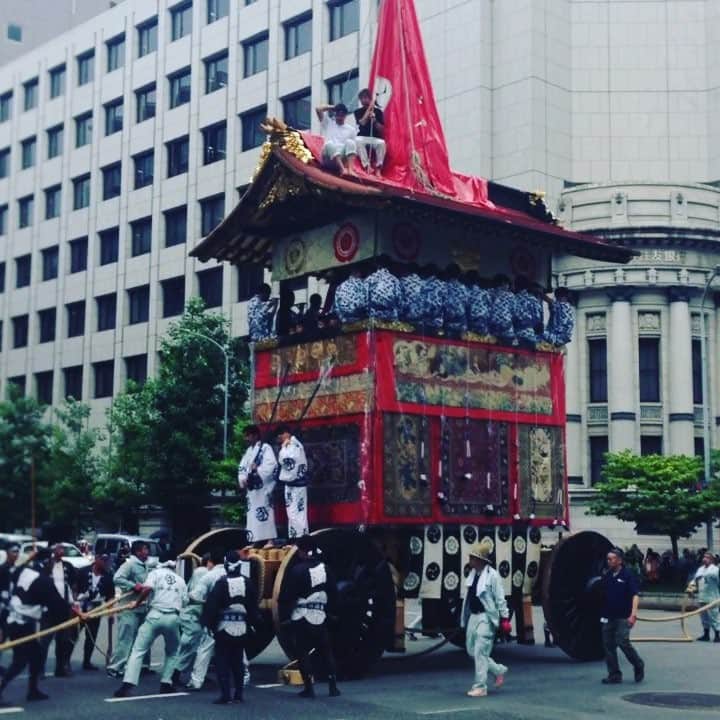 のインスタグラム：「#曳き初め #祇園祭 #前祭 #思ったよりも人が多い #曳き初めできるかな〜 #小雨 #迫力満点 #番組前 #仕事前 #djaiko62 #京都 #kyoto #japan #日本三大祭 #初動画 #暑い #汗だく#函谷鉾」