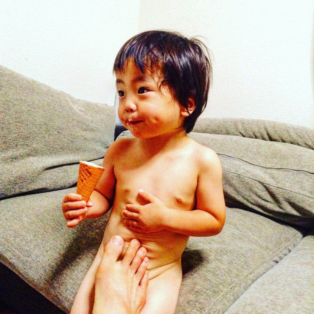 青木真也のインスタグラム：「全裸でアイス。裸族。#アイス#全裸#色白#青木真也#shinyaaoki #worldchampion #33歳#2歳#次男」