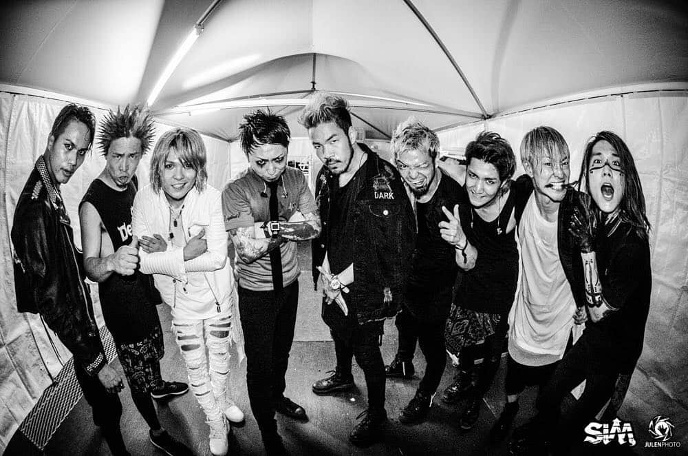 Julen Esteban-Pretelさんのインスタグラム写真 - (Julen Esteban-PretelInstagram)「Sunday attendees of the #DeadPopFestival got treated to a special surprise. For the encore of @sim_japan's set, the guys of @crossfaithjapan joined on the stage to perform their collaboration  GET iT OUT. It was crazy with the @terucrossfaith between @simgodri and @tatsucrossfaith, and then @kazucrossfaith and SHOW-HATE on guitars, @hirocrossfaith and @yureneiro on bass; and of course @kencrossfaith and @mahfromsim on vocals. Unreal. So much fun. Here is a photo of all of them after the show.  #DeadPopFestival2016 #DPF16 #SiM #crossfaith」7月13日 11時26分 - julenphoto