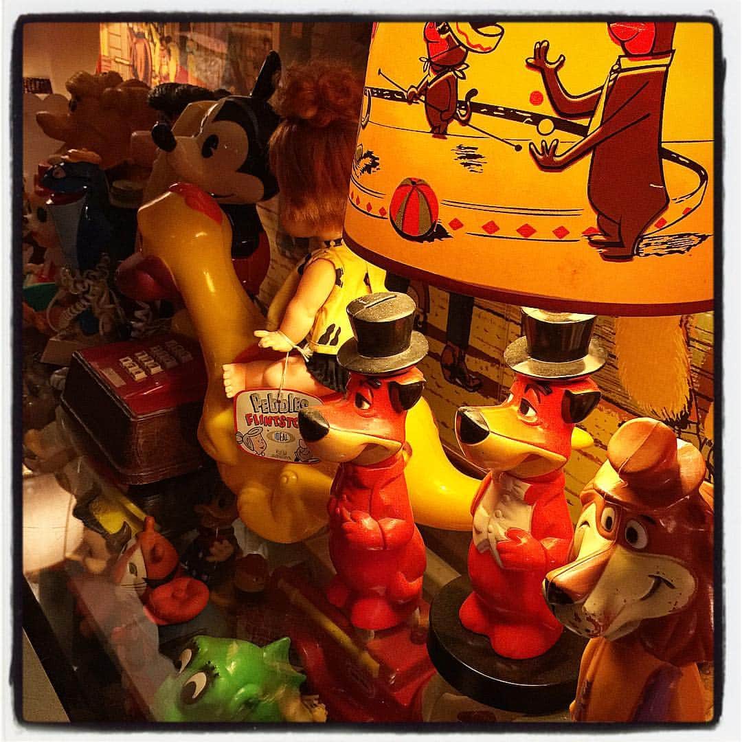 大川知英のインスタグラム：「パワーtoy's 見てると勝手にニヤつく 🇺🇸😎 #ビンテージ #toy #ハンナバーベラ #ディズニー #アメトイボーイズ」