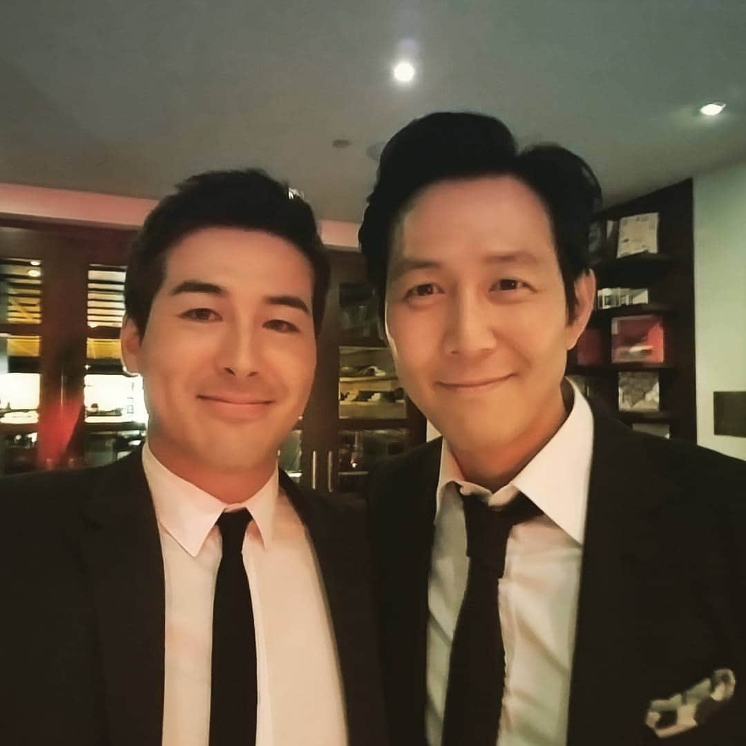 ショーン・リチャード・デュレイクのインスタグラム：「With the man of the hour #leejungjae. Catch #OperationChromite in US theaters opening August 12 !  #인천상륙작전 엘에이 시사회 마치고 #이정재 선배님과 같이 찍은 셀카 ~ 저희 영화가 8월12일에 미국에서 개봉합니다 ~ 많이 사랑해주세요 ! @cjenmmovie」