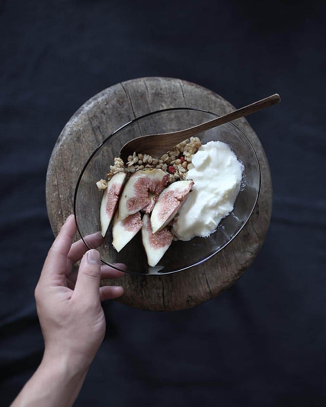 Tomohide Furuyaのインスタグラム：「”figranola” . . おはようございます。 . 朝のグラノーラ。 無花果も美味しい季節ですね。 . そういえば、 無花果を冷凍してみたら美味しかったです。 . . #granola #fig #studioprepa #breakfast #onthetable #foodpic #グラノーラ #無花果 #朝食 #暮らし #life」