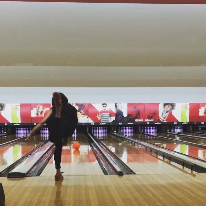西山由のインスタグラム：「Bowling avec ma famille.」