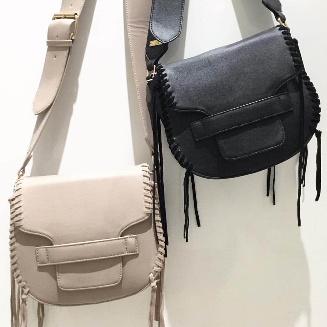 のインスタグラム：「【在庫情報 vol.8】  かがりラウンドショルダーバッグ GREIGE/BLK ¥7,5000＋tax→¥5,000+tax  GREIGE  残り４点 BLK　　残り１点  #goocy#goocyLUCUA」