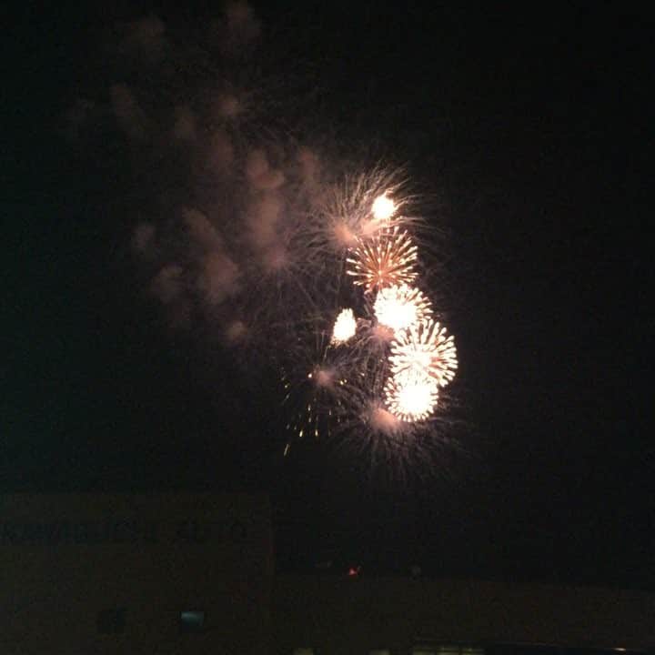 のインスタグラム：「何年振りかてくらいに、こんな近くで花火を観れました🎆昨日は思い出に残るとても良い日になりました！ありがとうございました！！ 出来れば諏訪の花火を観に行きたい…🤔 #花火#動画#記念#花火師#なってみたい」