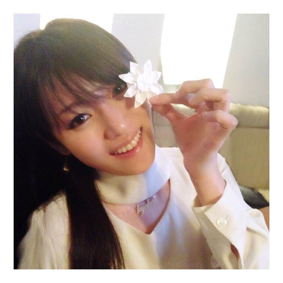 深田恭子のインスタグラム：「この折り紙一個作るのに30分かかる（私は😣）けど可愛いから夢中で何個も折っちゃう💭密かなブーム折り紙💬 #箸置きにもなるよ #kyokofukada」