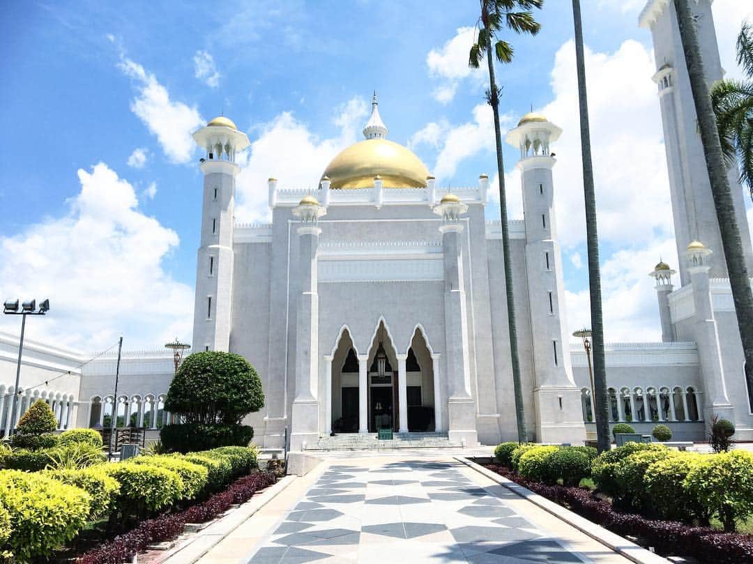 吉田ももみのインスタグラム：「#momomi_brunei . . #mosque . . #studyabroad #southeastasia #asia #brunei #bruneilife #travellover #travelinglover #travelingdiary #travelingram #mylife #awesome #l4l  #travelgram #photogram #instacool #instalike #instaphoto #japanese #skylover #ootd #me #mirrorselfie」