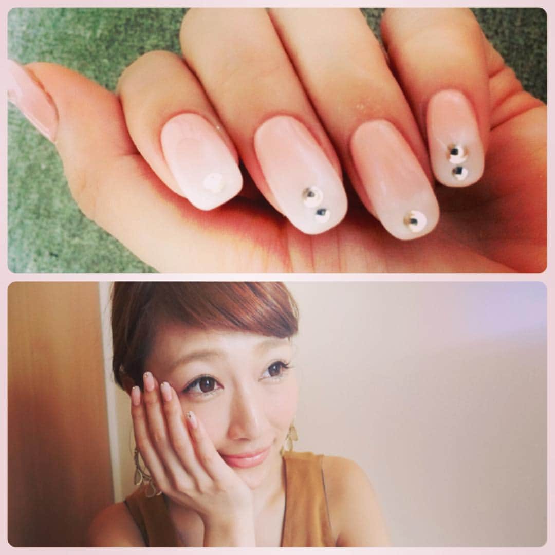 梅野舞さんのインスタグラム写真 - (梅野舞Instagram)「グラデーションカラーネイル💖 ピンクベージュに先端に向かって ホワイトのグラデーション❣️ #ネイル#グラデーション#ピンクベージュ#ホワイト#ストーン#love#happy#instagood」8月9日 12時42分 - mai.umeno