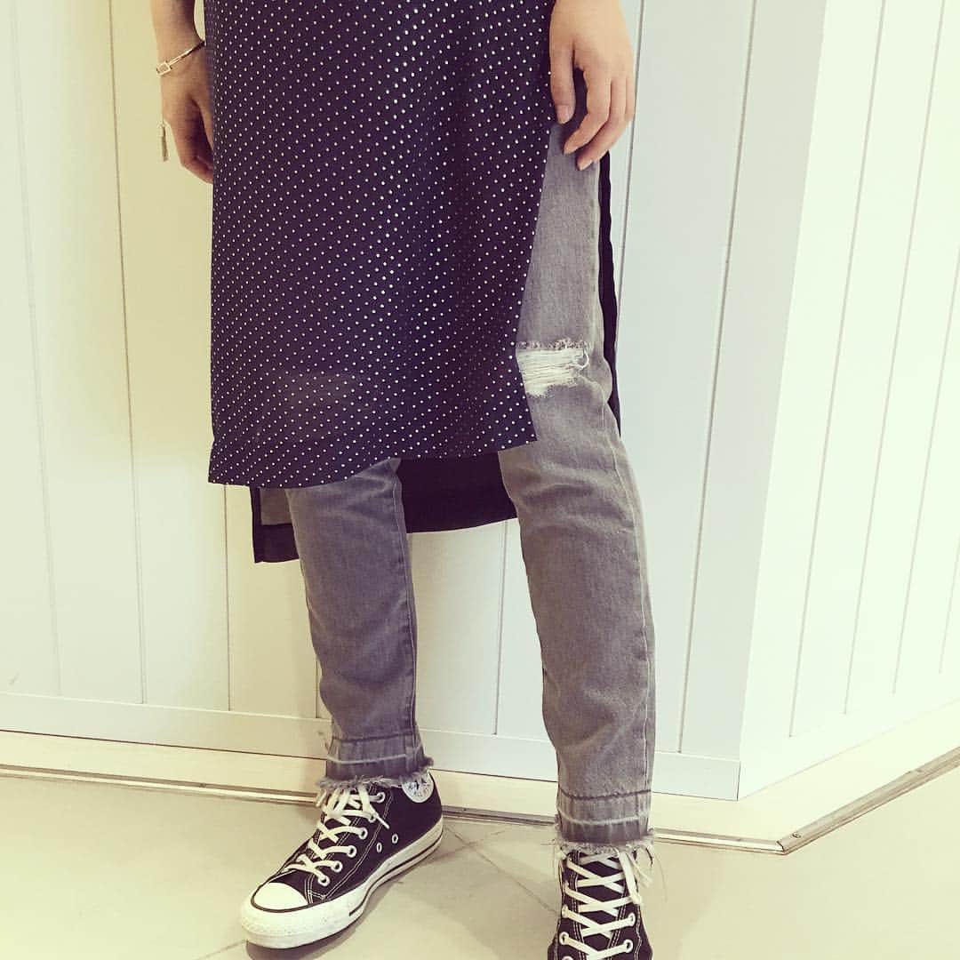 goocy official instagramのインスタグラム：「【日替わり80%OFFアイテム】 . ドットスリットロングキャミに デニム合わせでカジュアルに。 ． カットデニムパンツ /16,000- +tax ⏩ /3,200- +tax（80%OFF‼︎） #goocy #goocyLUCUA」