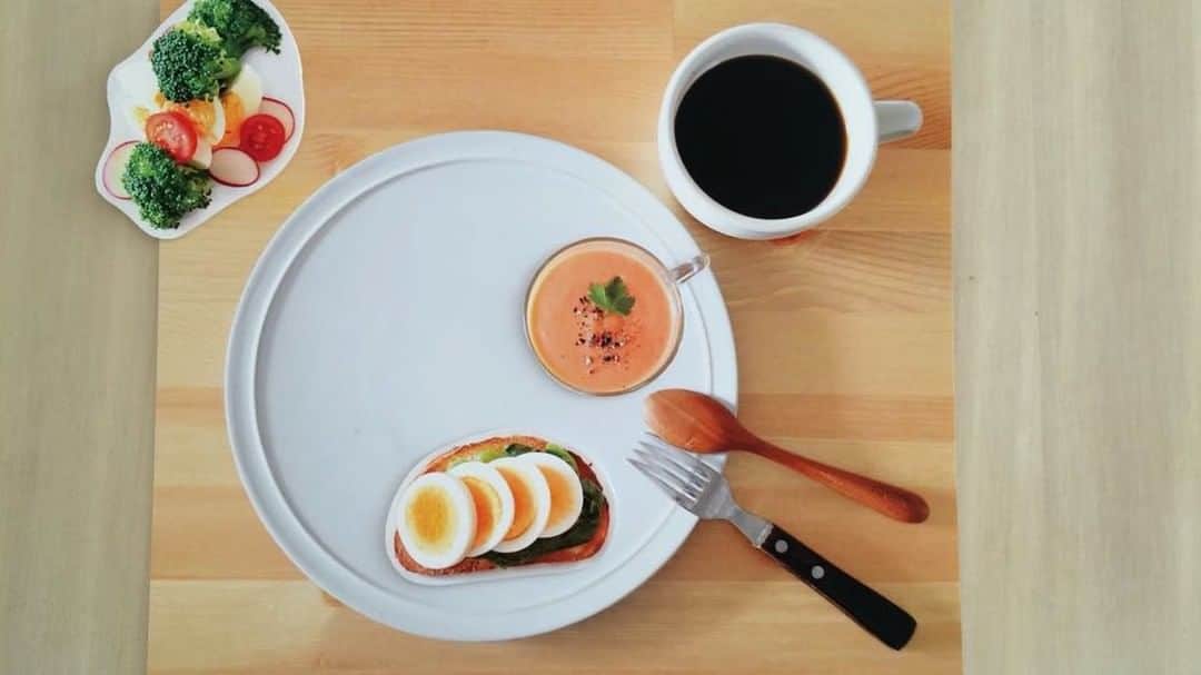 山崎佳のインスタグラム：「My Exhibition at galerie doux dimanche, Tokyo, Japan. 今日から日曜までの『MORNING TABLE展』スペシャルウィーク。ちょこちょこ手作りした朝ごはんの福笑いみたいなやつ、こんな感じで遊べます。 こちらでワンプレートを作ったら、インスタグラムに #morningtable のハッシュタグを付けてぜひアップしてください！投稿してくださった方には、その場でポストカードプレゼント、さらに、イベント終了後にGood Morning Table賞を選ばせていただき、私のZINE『I MAKE BREAKFAST』をプレゼントいたします。 ぜひ表参道のgalerie doux dimancheに遊びに来てくださいね。 #morningtable」