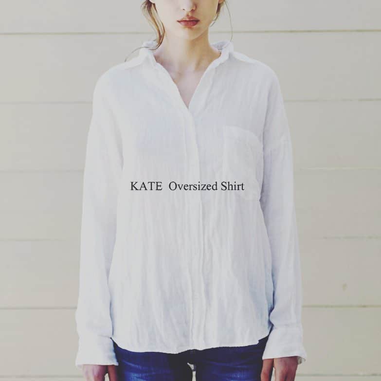 ヤヌークさんのインスタグラム写真 - (ヤヌークInstagram)「KATE  Oversized Shirt. No.57163831 ¥19,000+tax - オーバーサイズドシャツの”ケイト”は、肩を落として抜け感をつくるこなれ美シルエット。バックはヒップが隠れる丈なので、フロントをインして着たい。 #yanuk #shirt #yshirt #new #bigshirt #oversized #dairy #comfortable #goodthings #allseason #basic #white #ヤヌーク #シャツ #定番 #ホワイト #白 #オールシーズン #ベーシック」8月9日 11時06分 - yanuk_official
