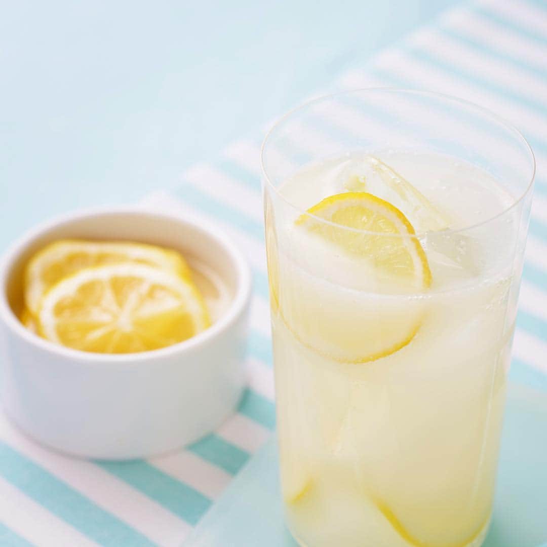 カルピス水玉通信のインスタグラム：「☆ #カルピスのレモネード ☆  強めの炭酸で割った「カルピス」にレモンを入れてさっぱり夏らしく！  #カルピス #レシピ #夏 #レモネード #フルーツ炭酸 #夏デザート #ドリンク #drink #炭酸水」