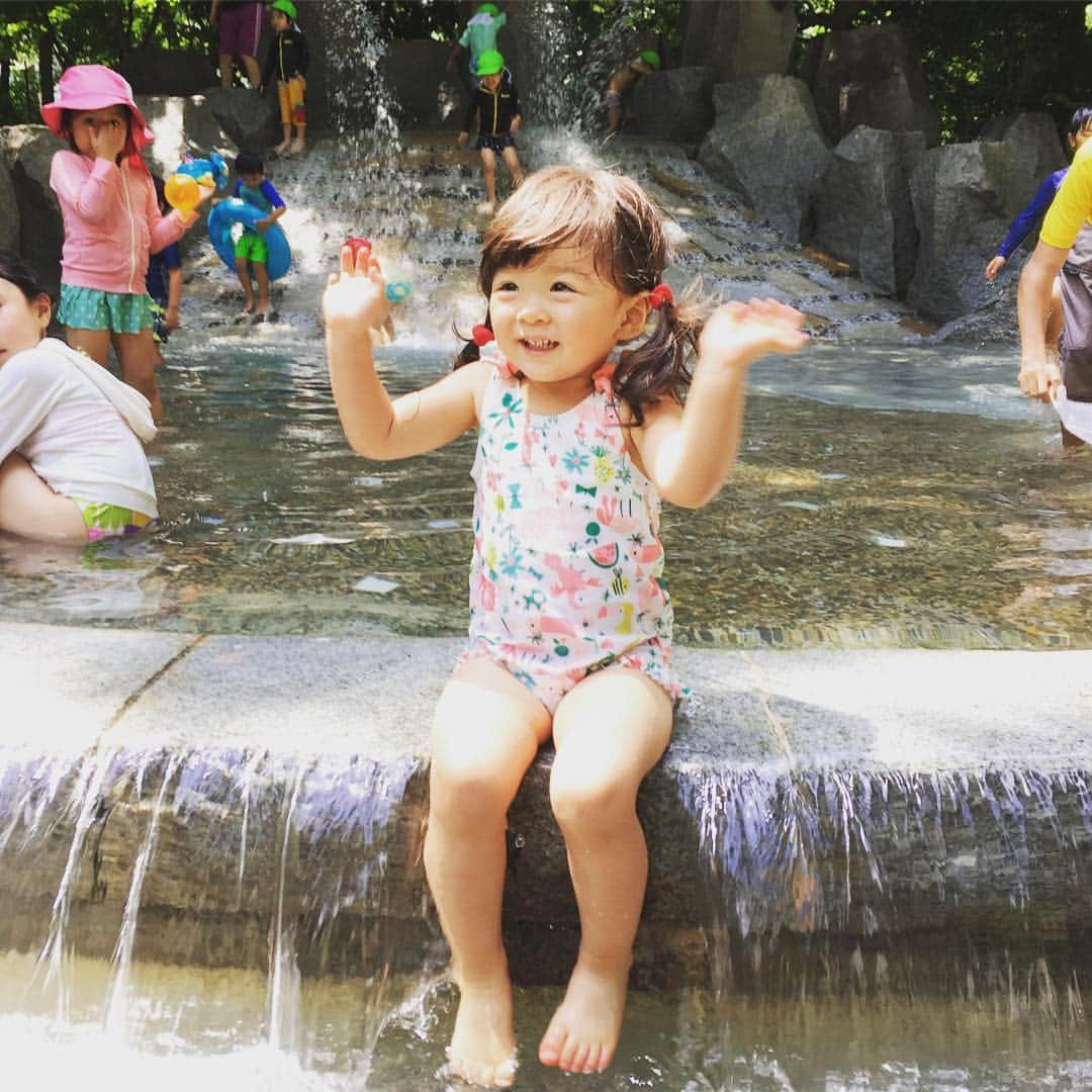 中岡由佳さんのインスタグラム写真 - (中岡由佳Instagram)「娘、初水着♡ #2歳 #林試の森公園 #じゃぶじゃぶ池」8月9日 23時58分 - yuka_nakaoka