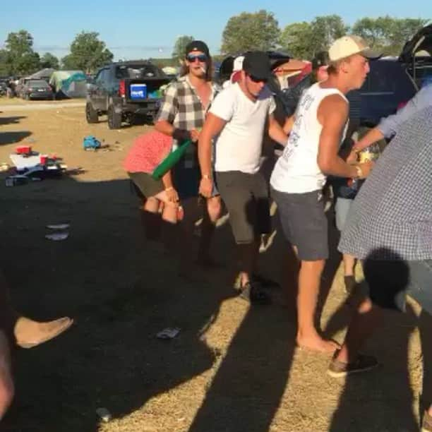 ギャレット・マッキーンのインスタグラム：「Hold my beer and watch this #bootsandhearts #bootslife」