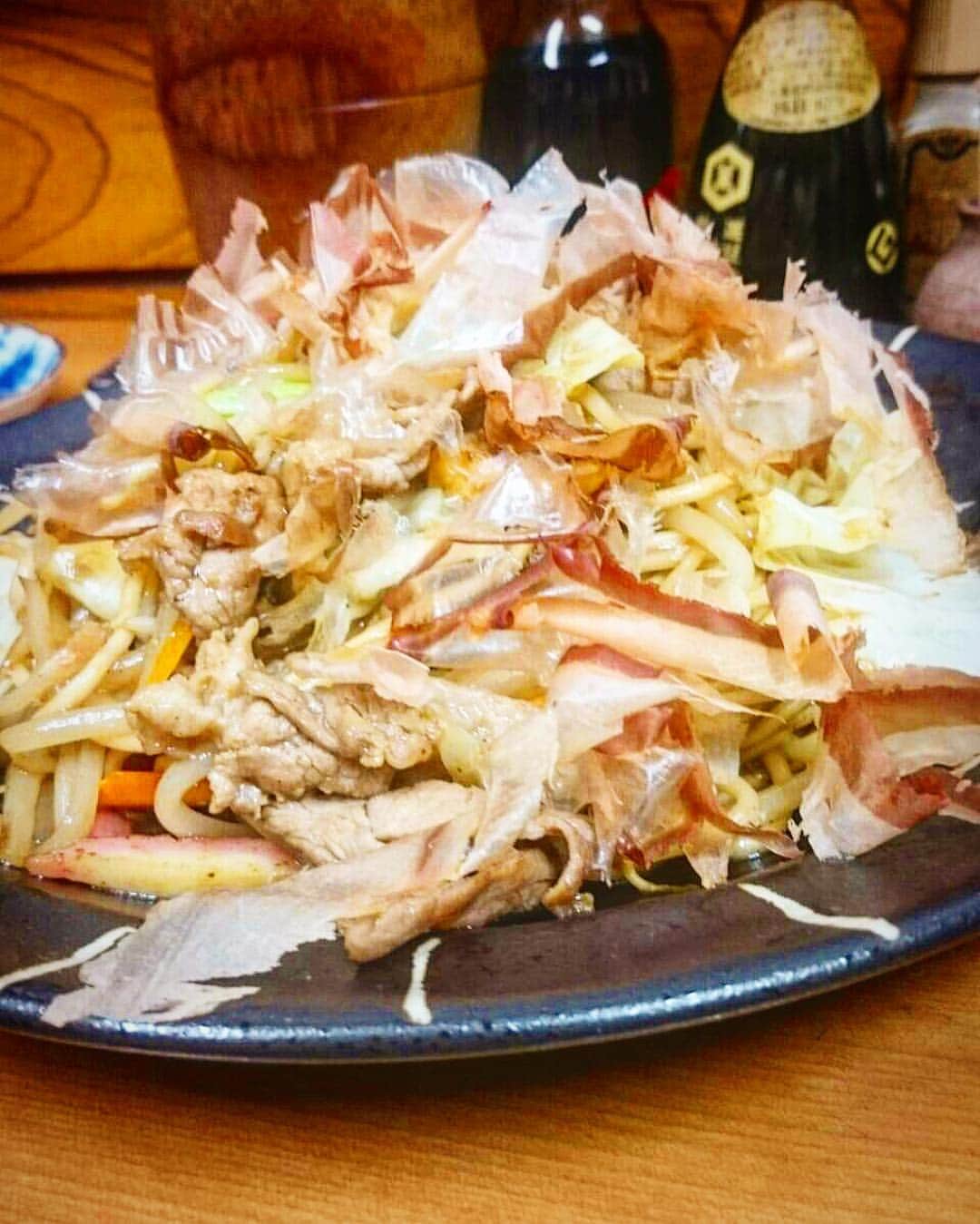 純手打ち?旦過うどんのインスタグラム：「お疲れ様です。 旦過うどんです🙇🏻小倉の名物は 焼きうどんですが、旦過うどんの焼きそばは🍢具沢山でしっとりとしたお味で大人気です😂是非、一度 ご賞味下さい✨明日は、祝日の為 お休みとなります🌞 よろしくお願い致します😊🍀 수고 하셨습니다. 단과우동입니다□□오구라의 명물은 구워 우동입니다만, 단과우동의 야끼소바는□도구 많이로 촉촉한 맛으로 대인기입니다□부디, 한 번 상미해 주세요□내일은, 축일이기 때문에 휴가가 됩니다□아무쪼록 부탁드립니다□□ 辛苦了。 请多关照,作为旦過乌冬面的□□小仓的特产是烤乌冬面,但是请一回品尝由于在□工具许多滋润了的味道超人气的□是非,□明天为节日成为休息的□旦過乌冬面的炒面是  #旦過 #旦過うどん #旦過市場#tangaudon##likeforfollow #小倉名物#ちゃんぽん#そうめん #かき氷 #日本食 #和食#北九州#小倉北区 #小倉 #手打ち#手打ちうどん #うどん #焼きちゃんぽん#焼きうどん #魚町 #日本酒 #ざるうどん #ざるそば#おでん #そば #肉うどん #ごぼう天うどん#出汁#親子丼 #焼きそば  http://tangaudon.jimdo.com/」