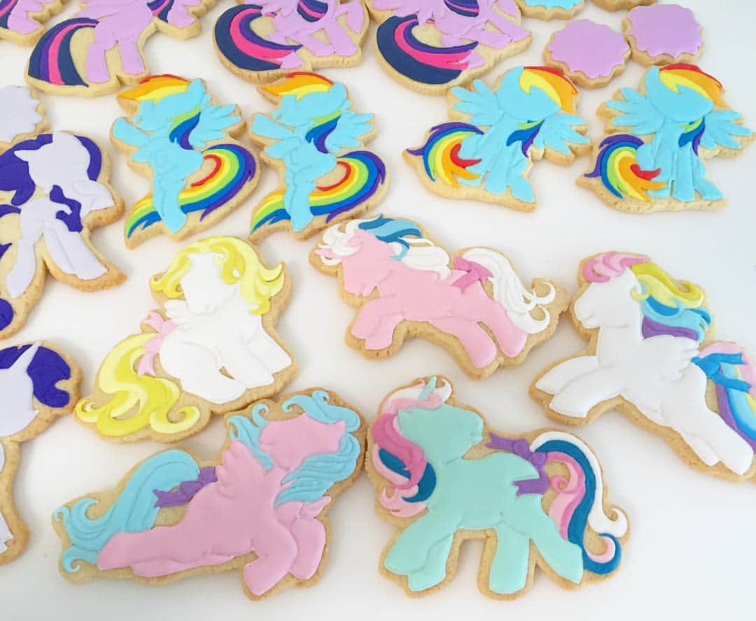 KUNIKAのインスタグラム：「My Little Ponyアイシングクッキーの制作途中オフショット🌈💕 まだ目を入れる前👀 １つ１つ微妙な色合いを忠実に再現できるように頑張りました🎨 ( ´◡` )#mylittleponymeetskunika #mylittlepony #mlp #icingcookies #sugarcookies #cookies #sweets #KUNIKA」