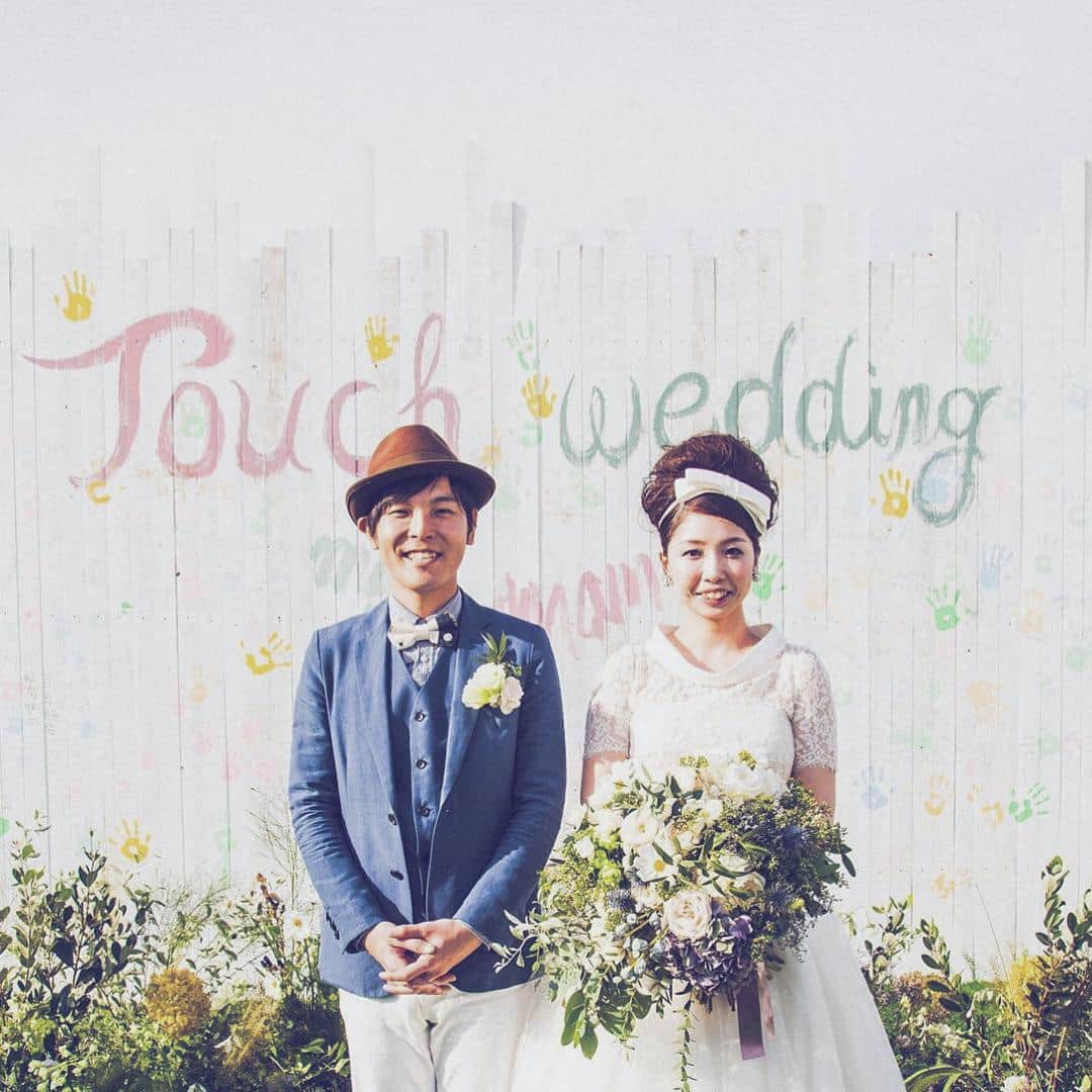touch_weddingramのインスタグラム：「【TDWレポ】TOUCHボードの前で♡ . #weddingtbt #クラッチブーケ #ブーケ #ナチュラルウェディング #前撮り  #結婚式 #結婚 #ウエディングレポ #結婚式レポ #結婚式小物 #結婚式準備 #卒花 #wedding #weddingdress #weddingbouquet #weddingphoto」