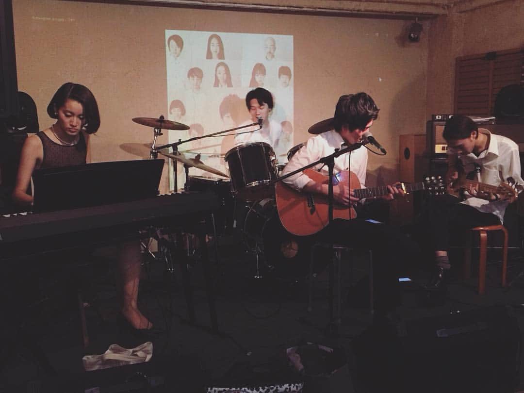 安達雅哉さんのインスタグラム写真 - (安達雅哉Instagram)「ふたりごとメンバーと即席バンド結成。  #店にあった楽器で遊んでるだけ #みんな素人 #観客ゼロ」8月11日 11時17分 - adachimasaya