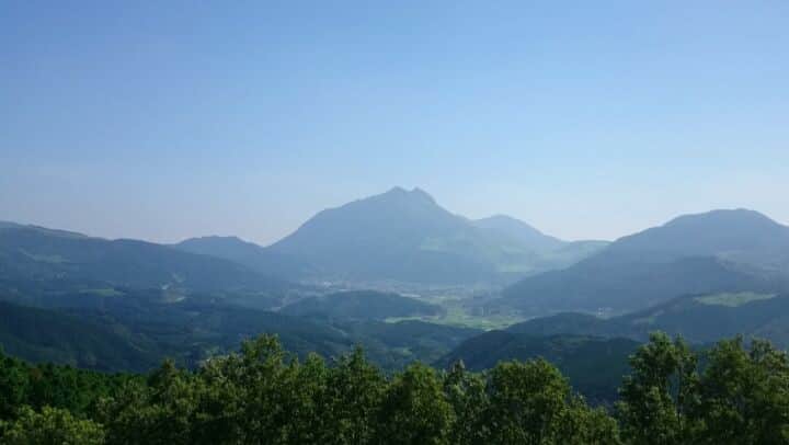 のインスタグラム：「由布岳🗻Mt.yufu🗻  蛇越展望台  #日本 #和 #九州 #由布院 #湯布院 #由布岳 #空 #青空 #旅館 #温泉 #お風呂 #旅行 #文化  #japan #wa #kyusyu #yufuin #mtyufu #mountain #sky #bluesky #ryokan #onsen #bath #travel #culture #hukuoka #유후인 #蛇越展望所」