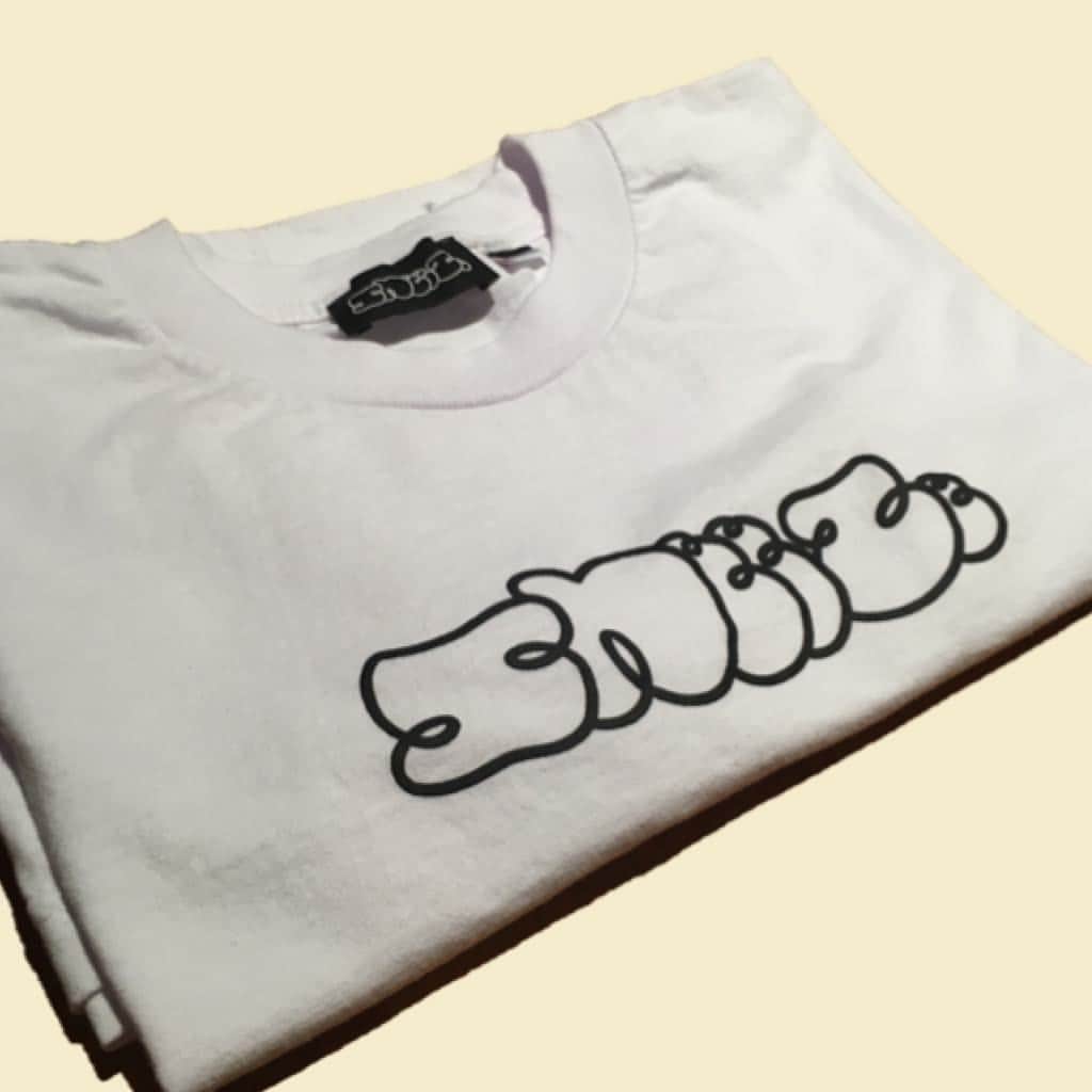 ア ベイシング エイプのインスタグラム：「Sneeze Magazine Logo Tee」
