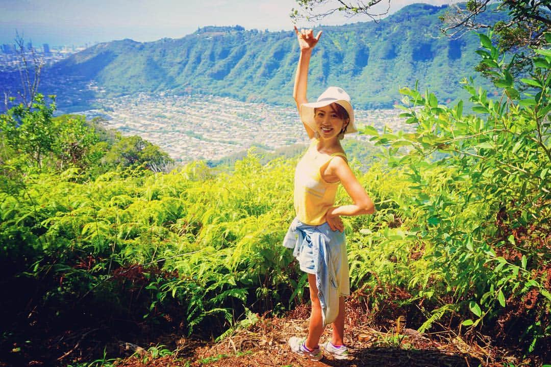 渡辺由布子さんのインスタグラム写真 - (渡辺由布子Instagram)「今年から突如誕生した#日本の祝日 🇯🇵#山の日 🗻 最近登った山でインパクトがあったのは#マノア の#プウピアトレイル ！#ハワイ は海のイメージが強いけど実は山登りスポットがたくさんあって楽しい♡#山ガール Japan marks first "#MountainDay “ national holiday! There are so many good place for #trail in #Hawaii. Especially #PuupiaTrail is one of the most impressive #mountains  #aloha #manoa #hike #trip #traveler #hilife #oahu #holiday #luckywelivehawaii」8月11日 20時56分 - watanabe_yuko