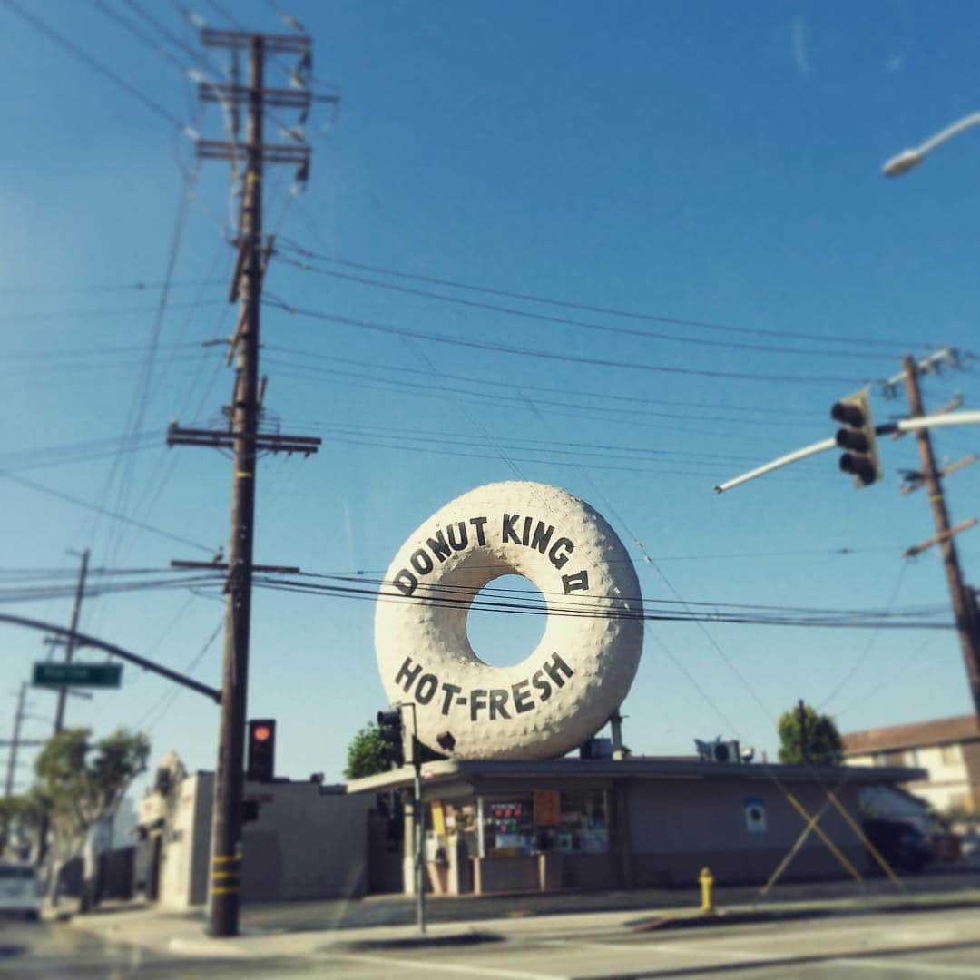 鈴木一真さんのインスタグラム写真 - (鈴木一真Instagram)「King of Donut 昨年かな？お店に車が突っ込んで半壊した事がかなりニュースに取り上げられていました＊ http://blog.honeyee.com/sp/ksuzuki/」8月11日 13時41分 - _kazumasuzuki_