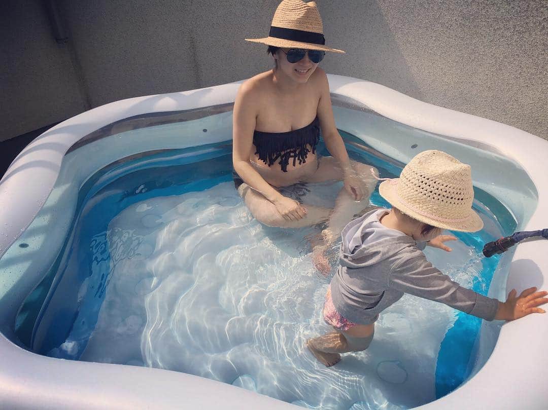 加織のインスタグラム：「かーさんもうお外キツイから、お家プールでごめんね😫  でもとっても楽しそうでよかったーー👙💕」